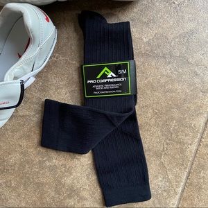 NWT UNISEX Pro Compression Over the Calf Run Socks